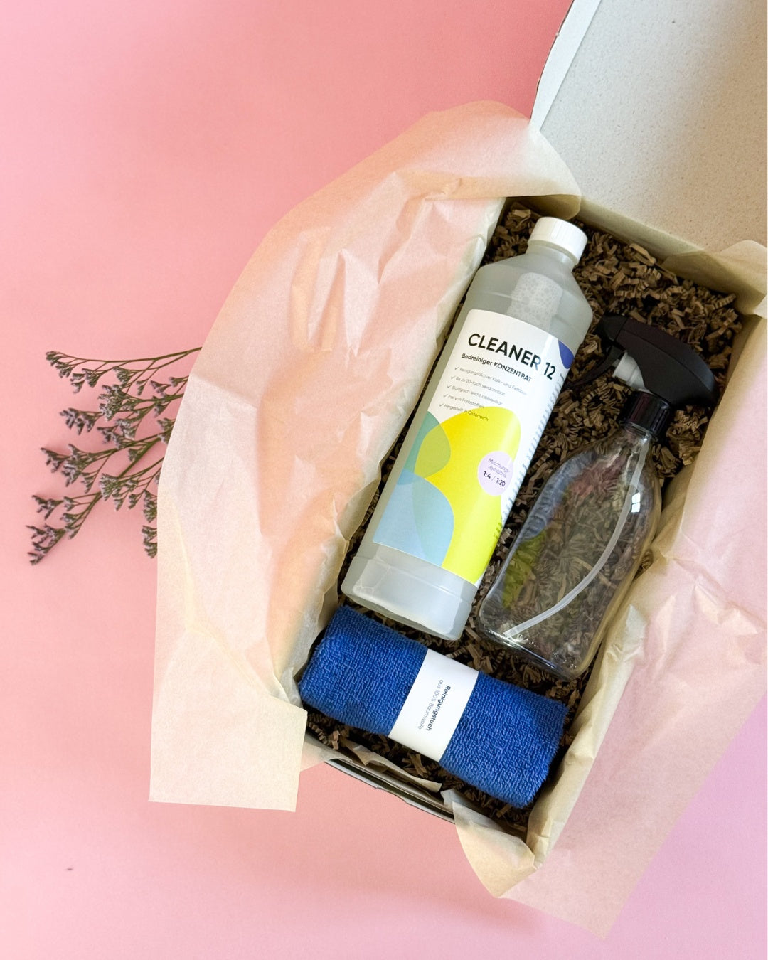 Nahaufnahme der offenen bazuba Reinigungsbox mit Badreiniger-Set und Zubehör.