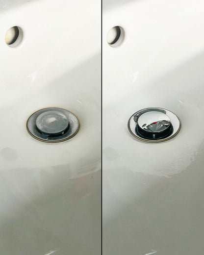 Vorher-Nachher Vergleich eines Waschbecken-Abflusses: links stark verkalkte Abflussblende, rechts strahlend sauber nach der Reinigung mit bazuba Cleaner 12.