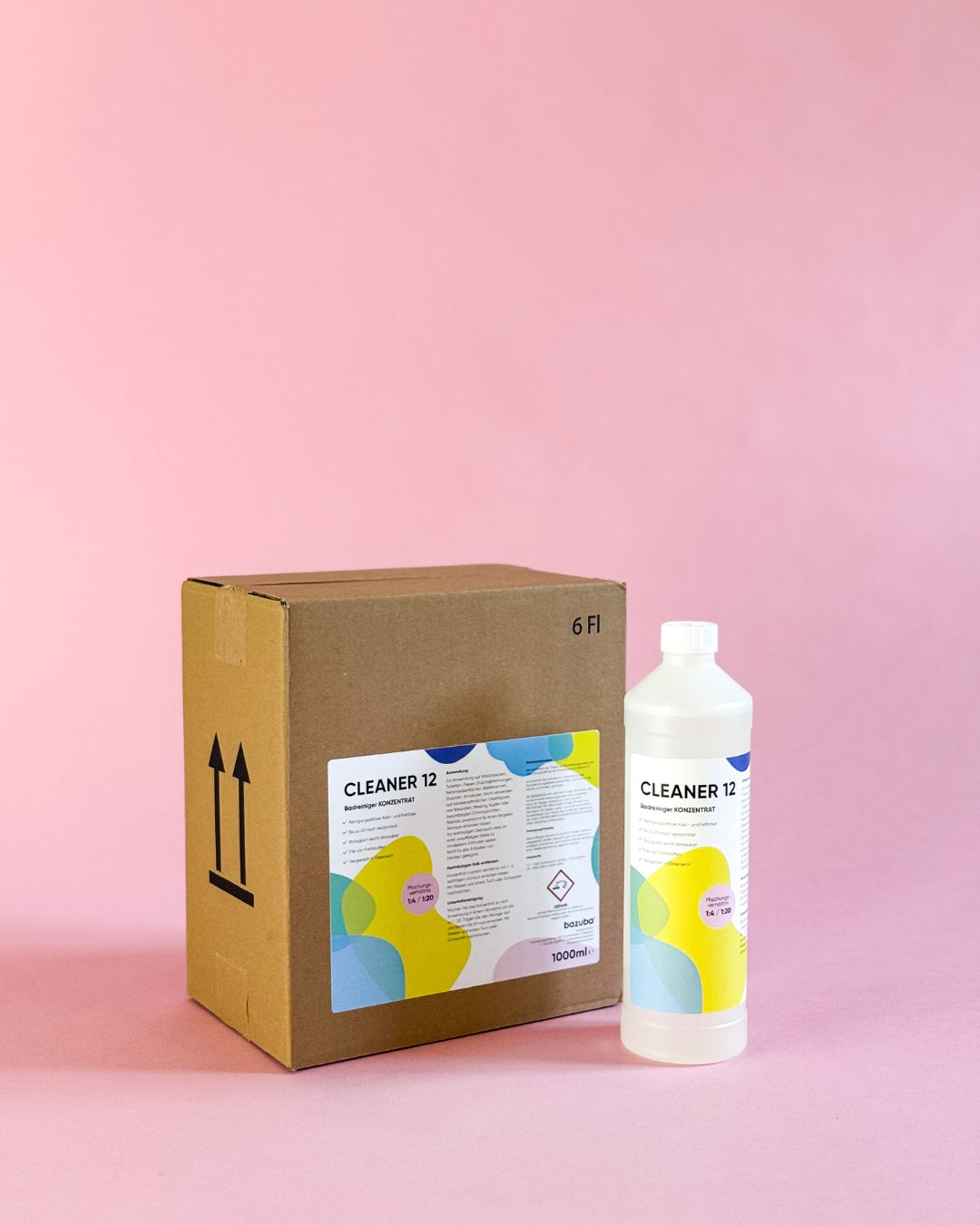 Cleaner 12 Badreiniger Konzentrat 1 Liter Flasche vor einem 6er Vorratskarton platziert.