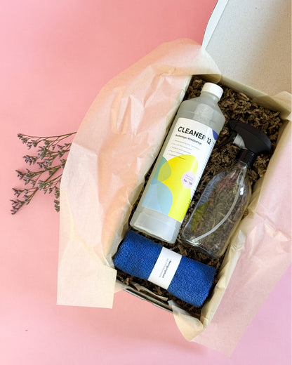 Nahaufnahme der offenen bazuba Reinigungsbox mit Badreiniger-Set und Zubehör.