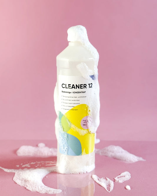Fokussierte Nahaufnahme der Cleaner 12 Flasche mit Reinigungsschaum zur Demonstration der Wirkkraft.
