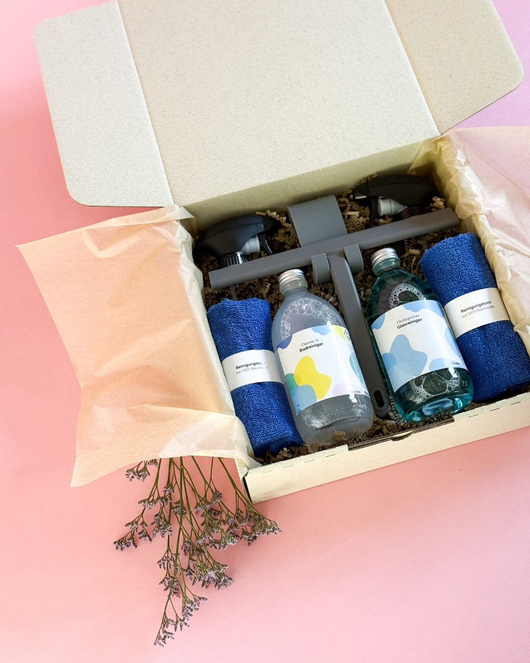 Offene bazuba Box mit Tüchern, Abzieher, Glasreiniger und Cleaner 12 in Glasflaschen.