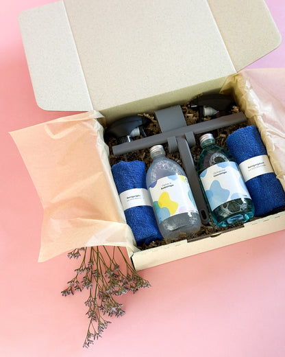 Offene bazuba Box mit Tüchern, Abzieher, Glasreiniger und Cleaner 12 in Glasflaschen.