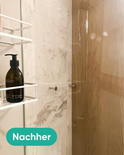Glänzende, kalkfreie Glas-Duschabtrennung nach der Reinigung mit bazuba Cleaner 12 in der Nahaufnahme.