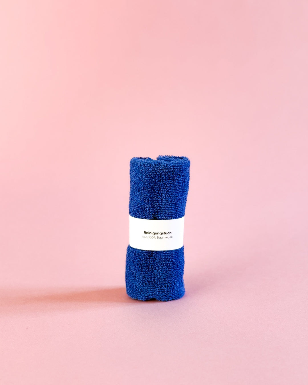 Einzelnes blaues Reinigungstuch aus 100% Baumwolle mit Ökotex-Zertifikat für die Badreinigung.