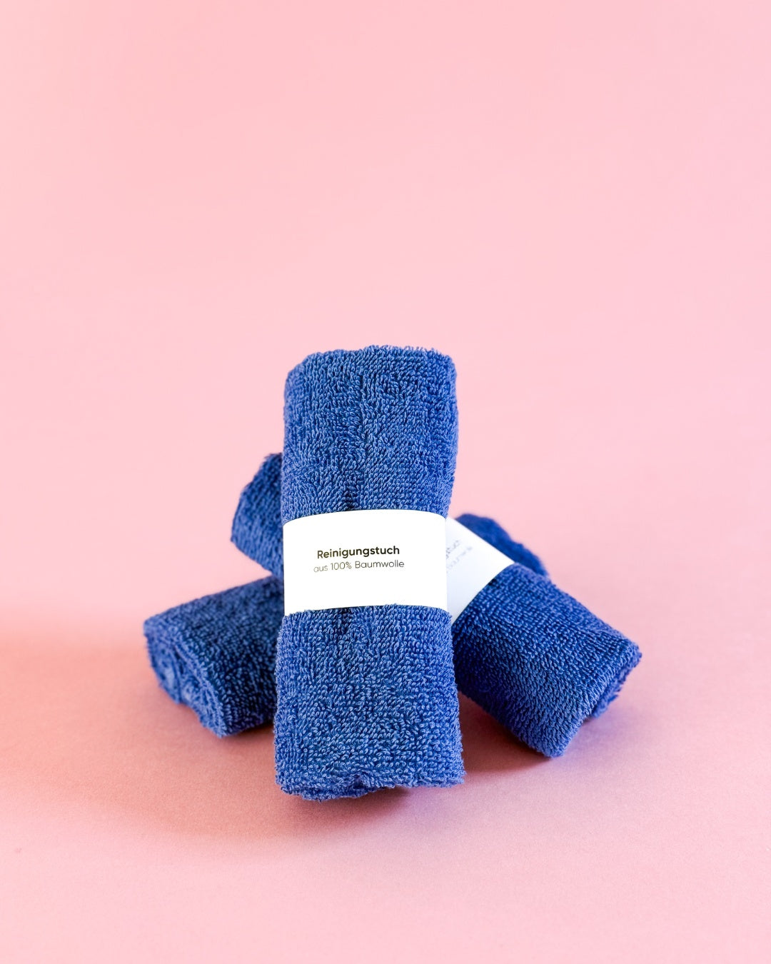 Drei gestapelte blaue Reinigungstücher aus 100% Baumwolle, nachhaltig und Ökotex-zertifiziert.