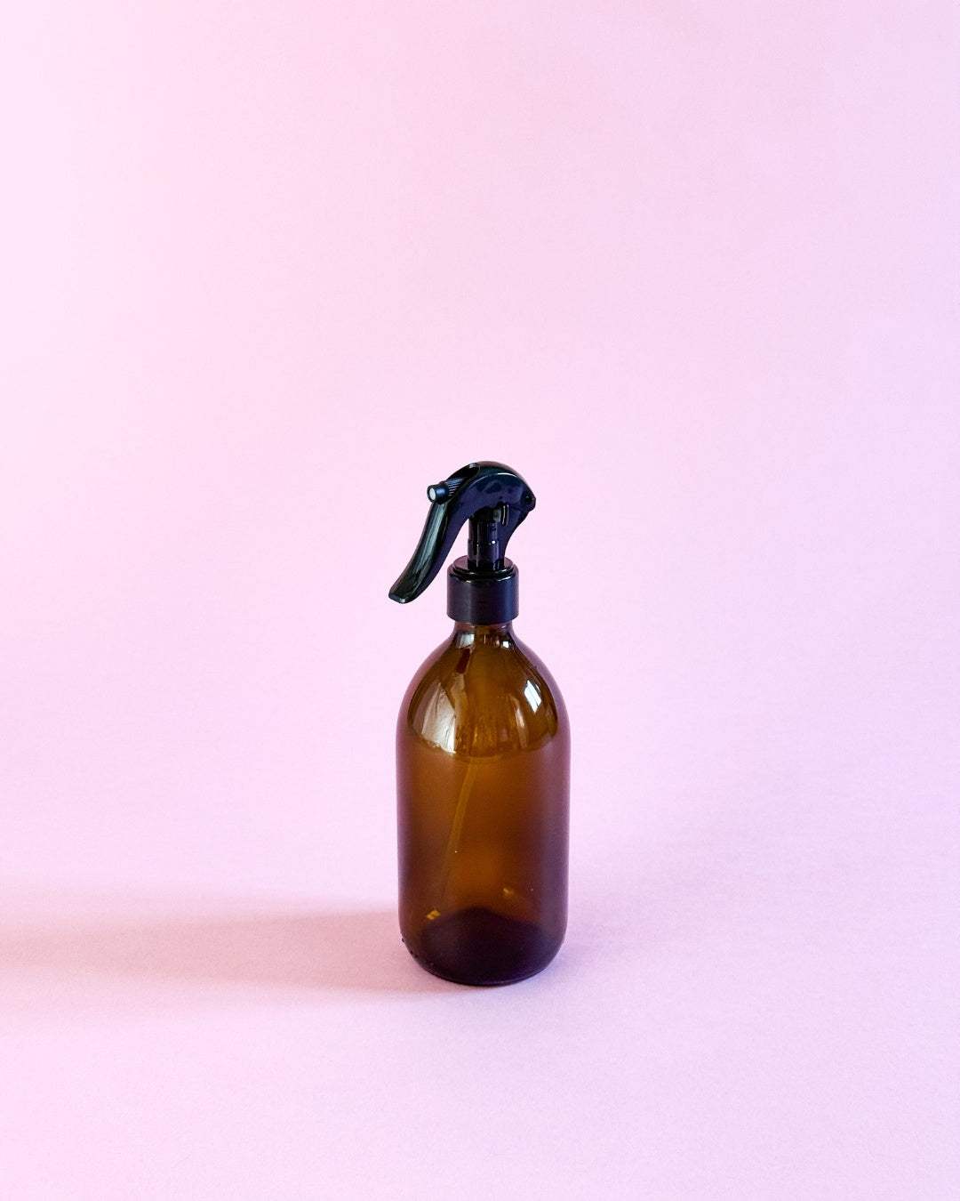Nachhaltige 500ml Sprühflasche aus Braunglas mit schwarzem Sprühkopf für Reinigungsmittel.