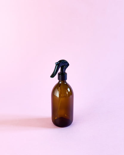 Nachhaltige 500ml Sprühflasche aus Braunglas mit schwarzem Sprühkopf für Reinigungsmittel.