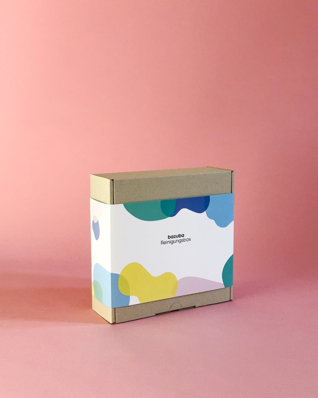 Die bazuba Reinigungsbox einzeln präsentiert vor einem modernen rosa Hintergrund.