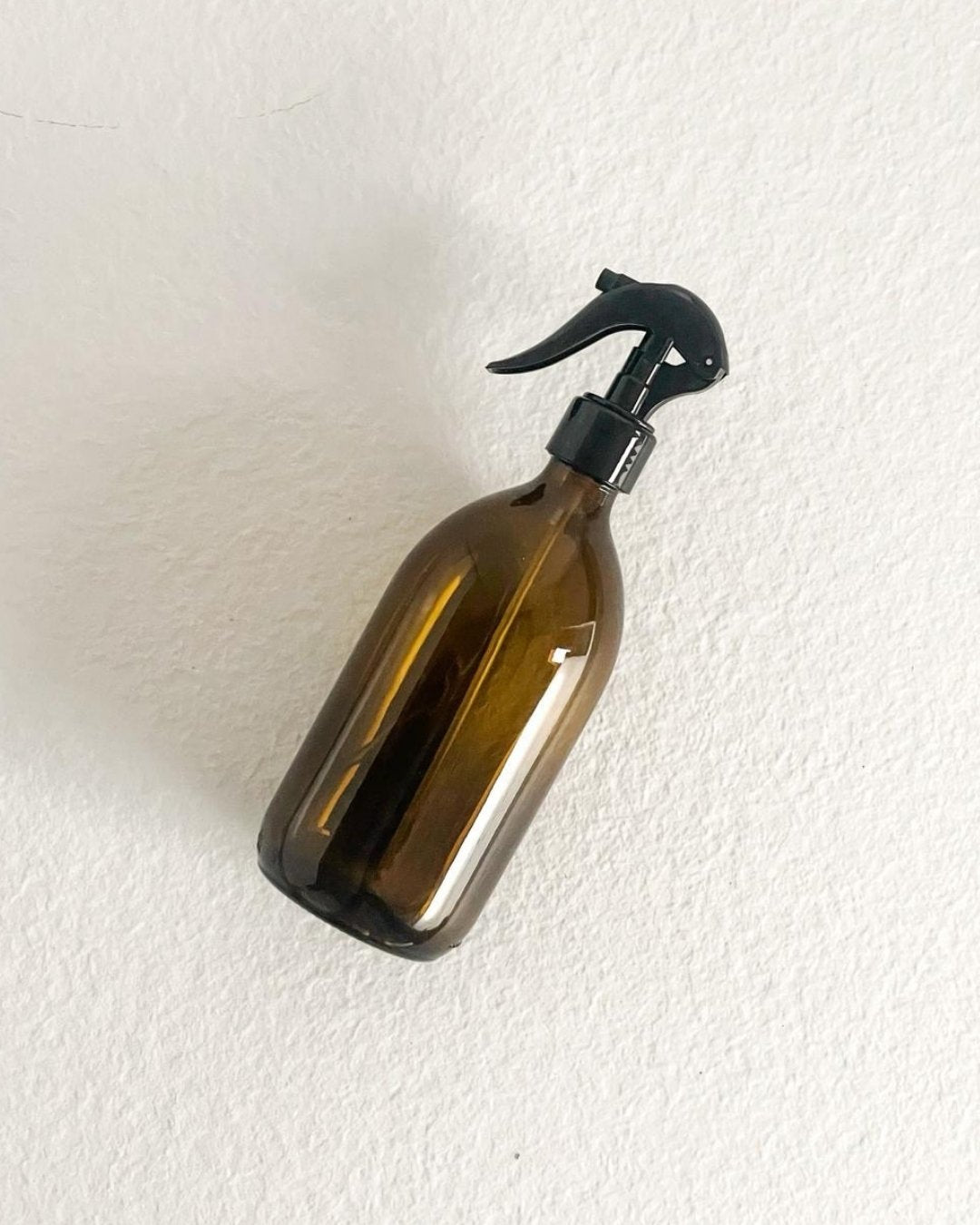 Glas Sprühflasche 500ml Braun auf Stein